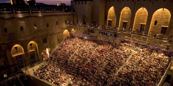 La cour d'honneur du palais des papes lors du 64me festival d'Avignon, http://www.lemonde.fr/culture/portfolio/2010/07/28/les-temps-forts-du-64e-festival-d-avignon_1392807_3246.html