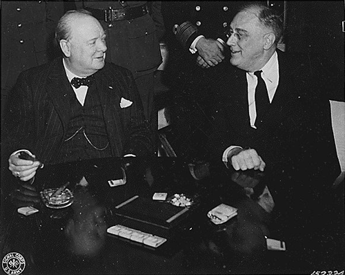 Winston Churchill et Roosevelt lors de la signature de la charte de l'Atlantique en 1941, http://www.lessignets.com/signetsdiane/calendrier/images/aout/14/casabalancachurchillroosevelt35.jpg