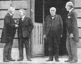 De gauche  droite: David Lloyd George reprsentant du Royaume-Uni, Vittorio Orlando, reprsentant de lItalie, Georges Clmenceau reprsentant de la France et Thomas W. Wilson reprsentant le Etats-Unis lors de llaboration du trait, http://www.tlfq.ulaval.ca/axl/francophonie/versailles_1919.htm