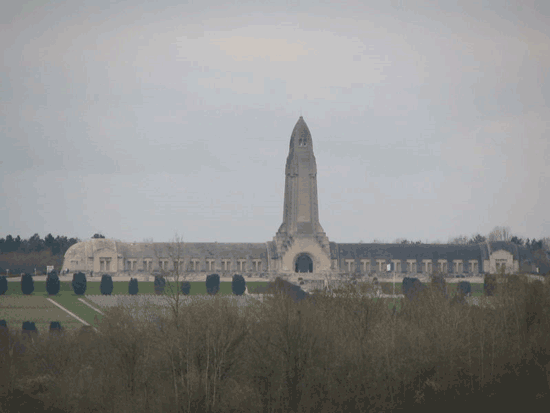  Ossuaire de Douaumont, http://fr.wikipedia.org/wiki/Fichier:Ossuaire_de_Douaumont2.jpg