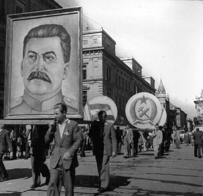 Dfil  Budapest des jeunesses communistes de lUnion des Pionniers Hongrois
