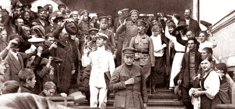 Alexandre Kerenski (centre, en blanc), membre de la charte pour le Gouvernement Provisoire et  sa tte en Septembre Octobre 1917, arrivant  Moscou vers le 12 Aot 1917.
