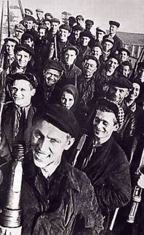 Stakhanov au premier plan (affiche de propagande sovitique)